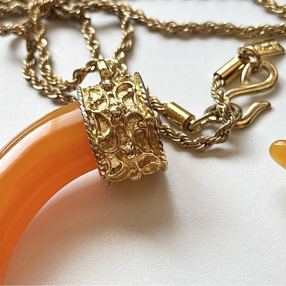 💸SOLD💸RARE Vintage Kenneth Jay Lane Orange Horn on Gold Tone Statement Necklac - Picture 3 of 6